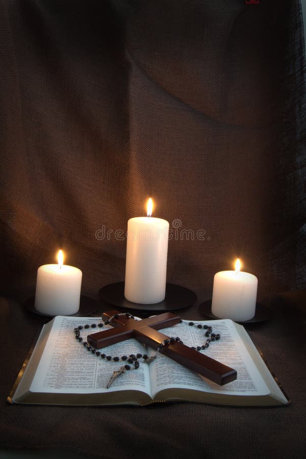 Croce E Tre Candele Brucianti Con La Bibbia Aperta Sulla Tavola Nella T