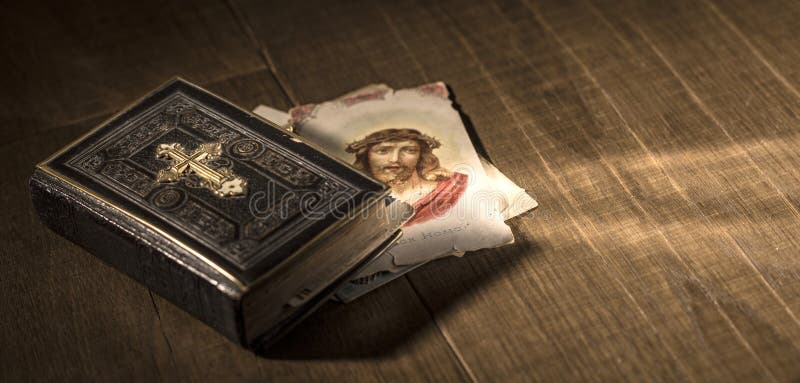 Bibbia sacra e carta santa con l'immagine di Jesus Christ su uno scrittorio immagine stock Bibbia sacra e carta santa con l'immagine di Jesus Christ su uno scrittorio immagine stock