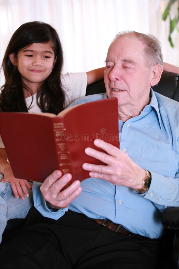 Bibel Messwert des älteren Mannes und des kleinen Mädchens zusammen lizenzfreie stockfotos Bibel Messwert des älteren Mannes und des kleinen Mädchens zusammen lizenzfreie stockfotos