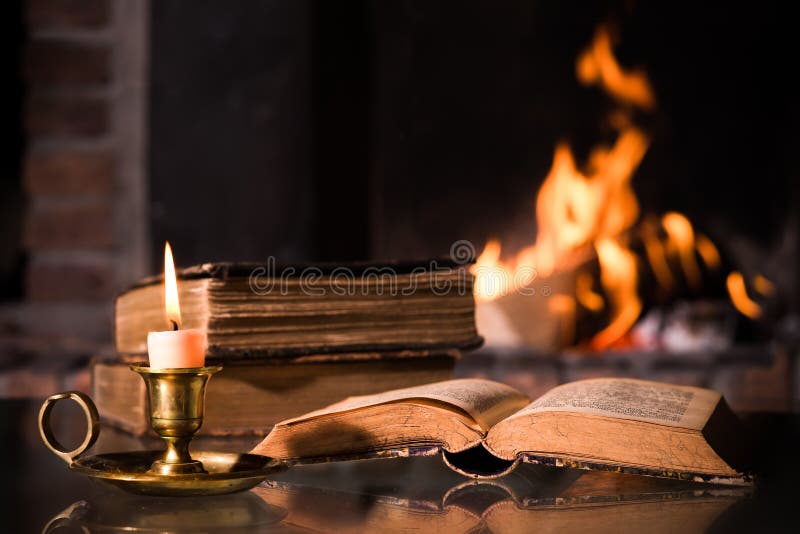 Bibel mit einer brennenden Kerze
