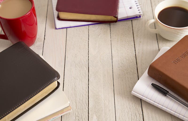 Bibel-Studie und ein Tasse Kaffee stockfotos Bibel-Studie und ein Tasse Kaffee stockfotos