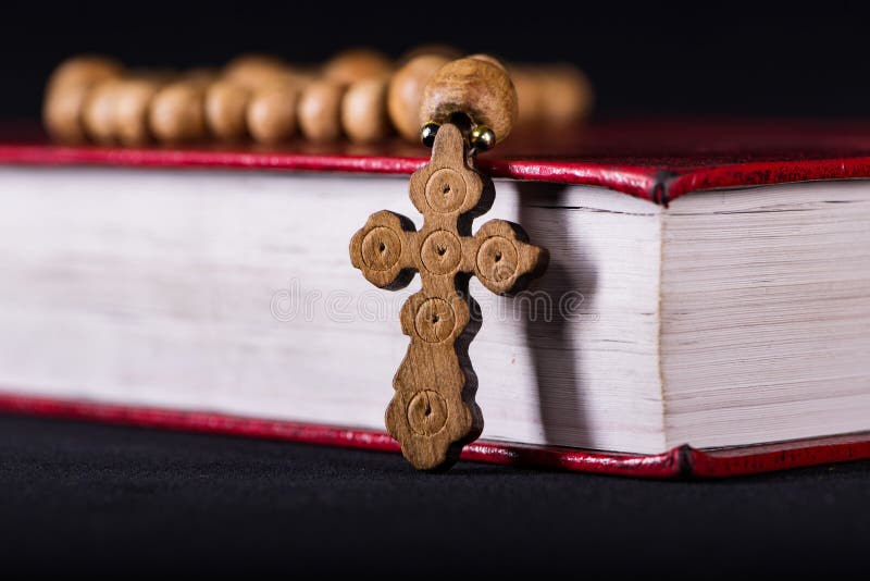 Bibeln och korset i religiöst begrepp arkivfoto Bibeln och korset i religiöst begrepp arkivfoto