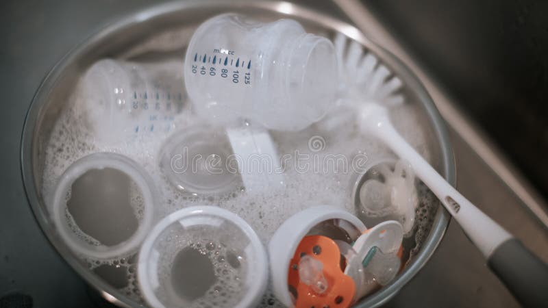 Biberon e capezzoli per lavare con spazzolino a bottiglia molle immagine stock