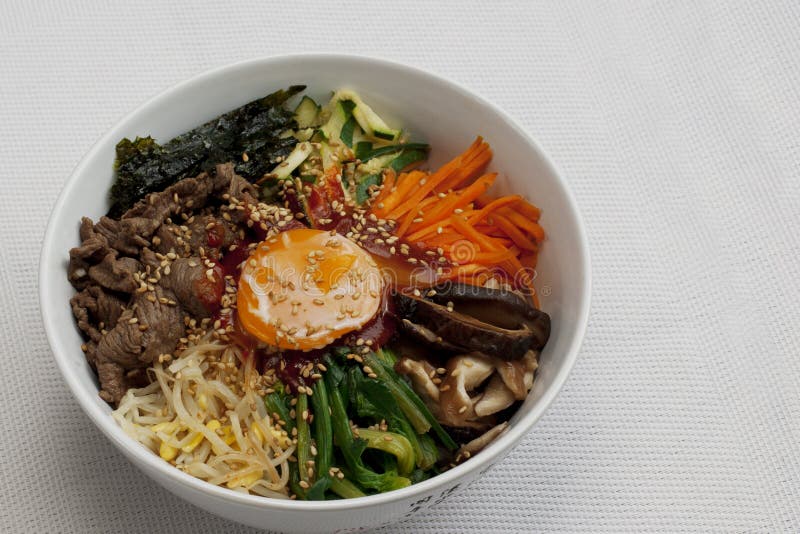 Bibimbap; Koreaanse gemengde rijst stock afbeelding