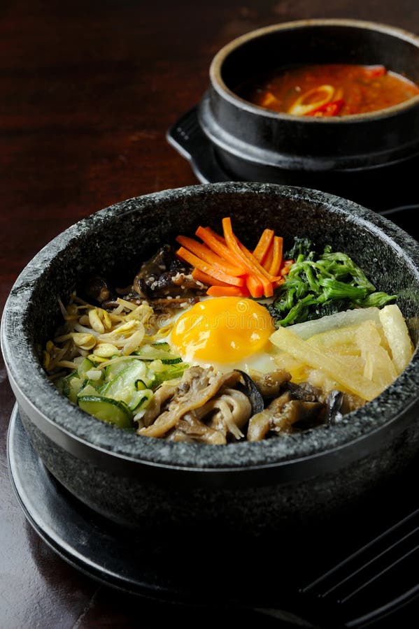 Bibimbap in een hete stenen kom royalty-vrije stock afbeeldingen