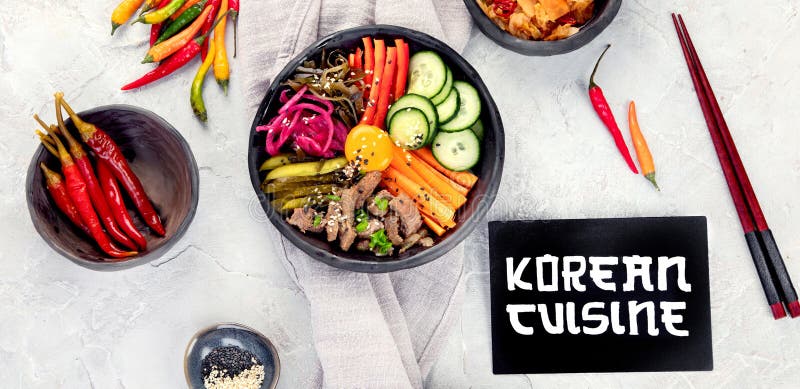 Bibimbap met bijgerechten stock foto
