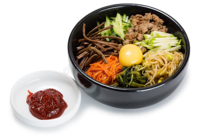 Bibimbap: gerecht van vlees, rijst, groenten en ei stock afbeeldingen