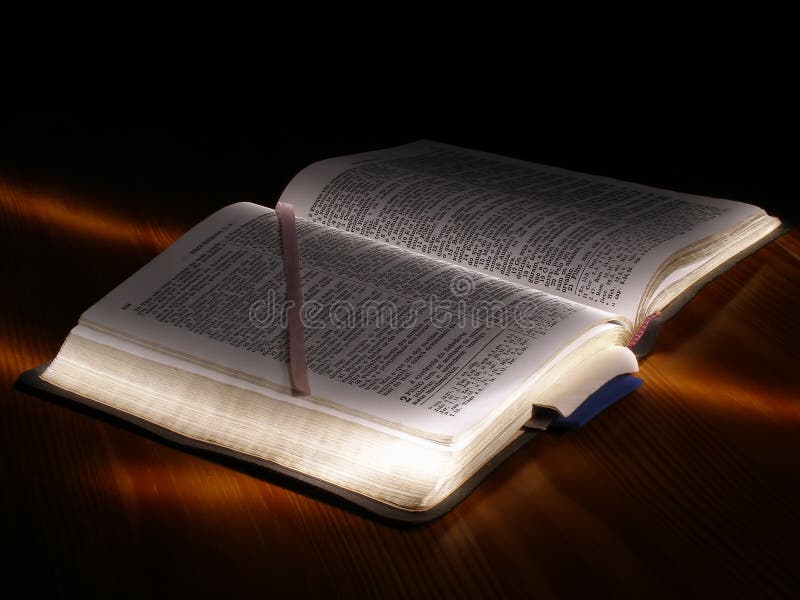 Una Bibbia libro aperto su un tavolo di legno.