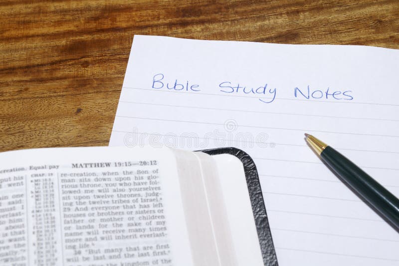 Bible avec des notes d'étude de bible photographie stock libre de droits Bible avec des notes d'étude de bible photographie stock libre de droits