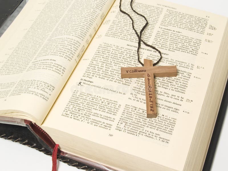7,460 Photos de Bible Avec La Croix Photos de stock gratuites et
