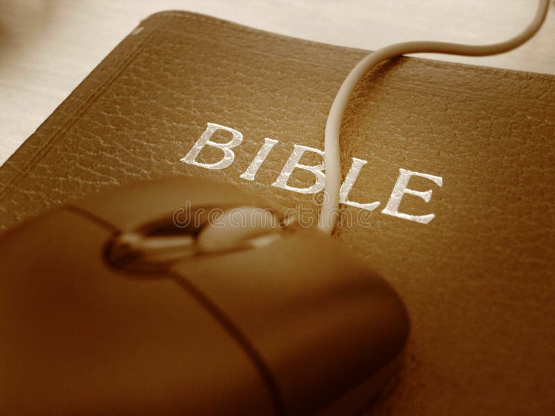 Bible et souris - haut proche photo stock
