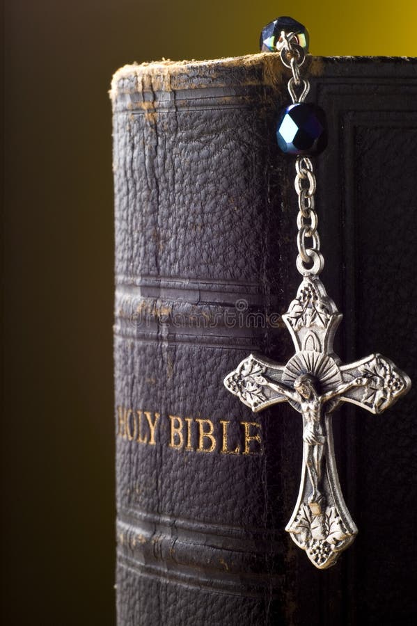 Bible sainte et crucifix photos libres de droits Bible sainte et crucifix photos libres de droits