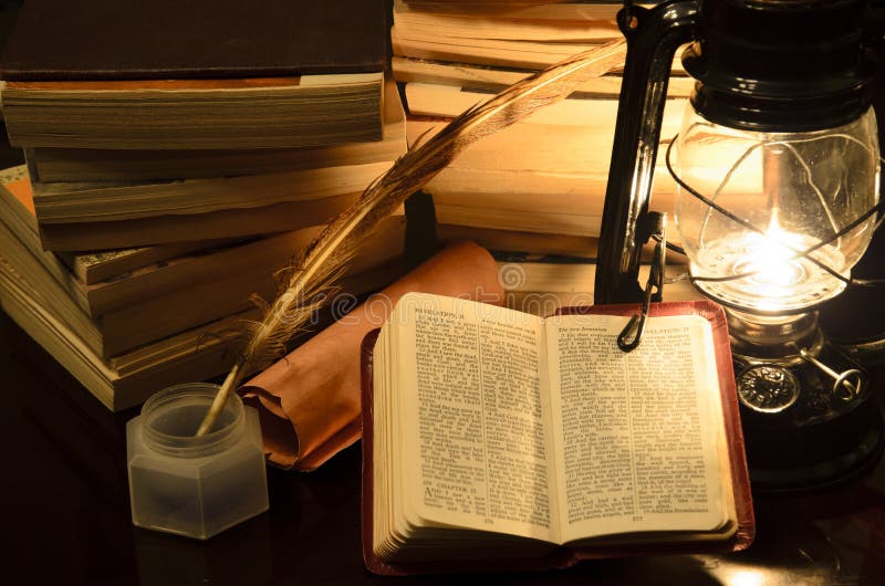 La biblia de acuerdo libros en lámpara la luz.