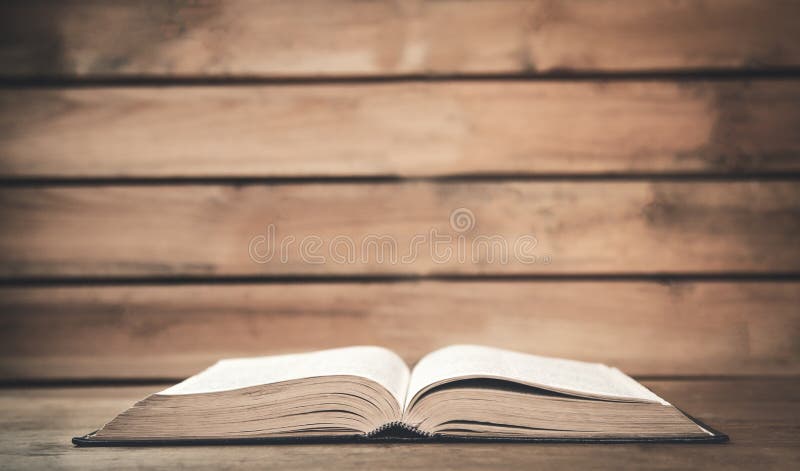 Biblia en un fondo de madera foto de archivo libre de regalías Biblia en un fondo de madera foto de archivo libre de regalías