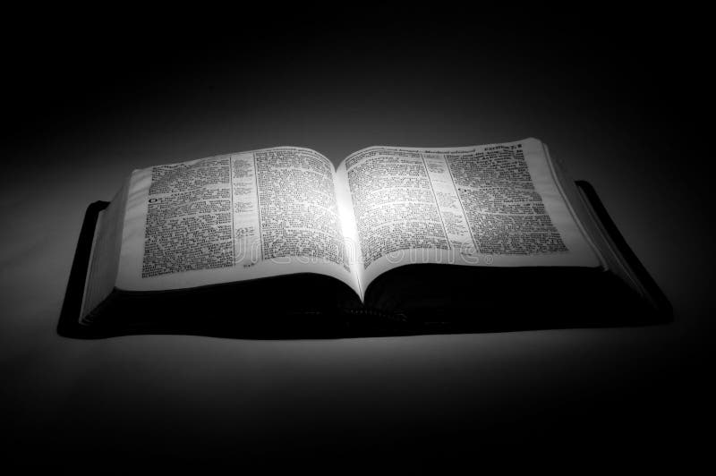 Luz Que Brilla En La Biblia Abierta Foto de archivo Imagen de rezo