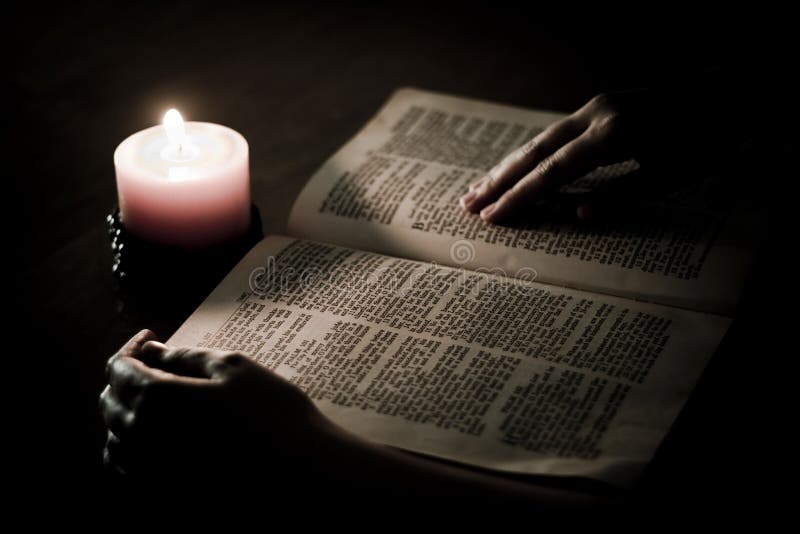 Biblia iluminada por la vela