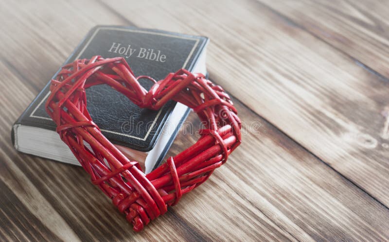 Biblia na drewnianym stole. miłość boska. słowo boże