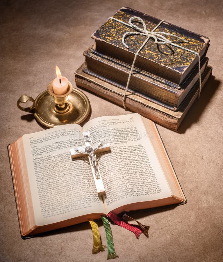 Biblia otwarta na stole obrazy stock Biblia otwarta na stole obrazy stock
