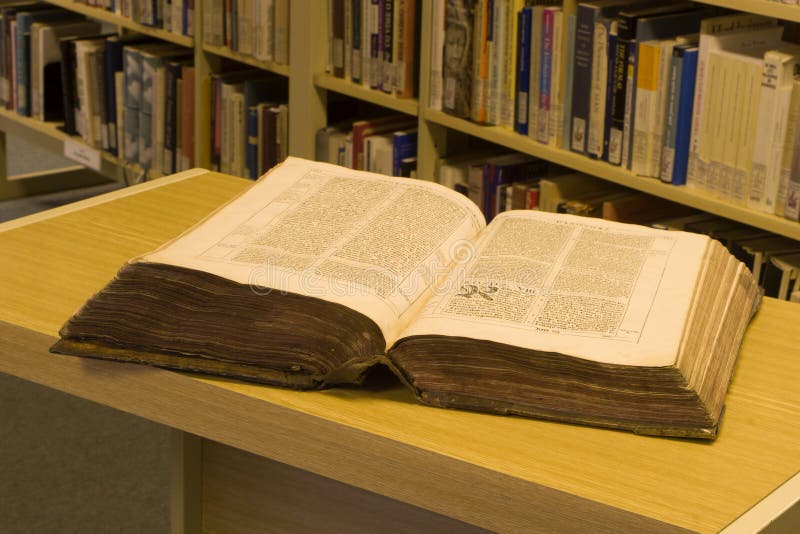 Biblia vieja en la biblioteca fotos de archivo Biblia vieja en la biblioteca fotos de archivo