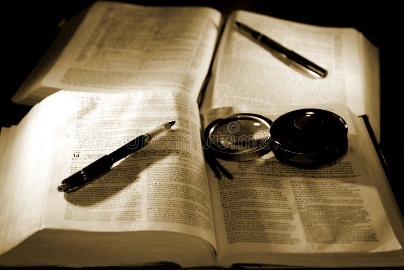 Biblias con las plumas para estudiar (sepia) imagenes de archivo Biblias con las plumas para estudiar (sepia) imagenes de archivo