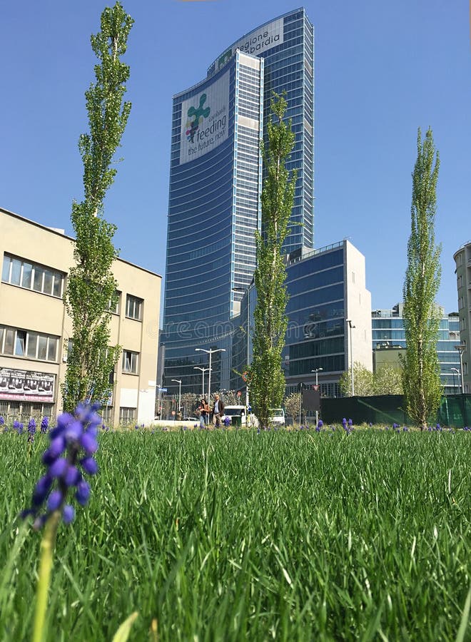 Biblioteca de árboles, el nuevo parque de Milán que pasa por alto el della Regione Lombardia, rascacielos de Palazzo 29 de marzo fotografía de archivo libre de regalías Biblioteca de árboles, el nuevo parque de Milán que pasa por alto el della Regione Lombardia, rascacielos de Palazzo 29 de marzo fotografía de archivo libre de regalías