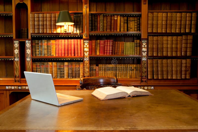 Biblioteca, ordenador y escritorio imagenes de archivo Biblioteca, ordenador y escritorio imagenes de archivo