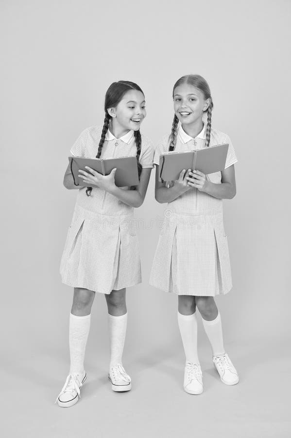biblioteca scolastica Libri scolastici Lettura di libri Concetto di scolarizzazione Literacy Club Bambini carini immagine stock biblioteca scolastica Libri scolastici Lettura di libri Concetto di scolarizzazione Literacy Club Bambini carini immagine stock