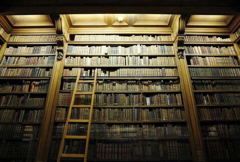 Bibliotheek met ladderhoogtepunt van oude bijbels royalty-vrije stock afbeeldingen Bibliotheek met ladderhoogtepunt van oude bijbels royalty-vrije stock afbeeldingen
