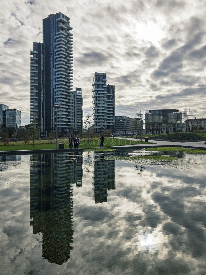 Bibliotheek van bomen, het nieuwe park van Milaan Solariatoren Wolkenkrabbers in de fontein worden weerspiegeld die Italië royalty-vrije stock foto's Bibliotheek van bomen, het nieuwe park van Milaan Solariatoren Wolkenkrabbers in de fontein worden weerspiegeld die Italië royalty-vrije stock foto's