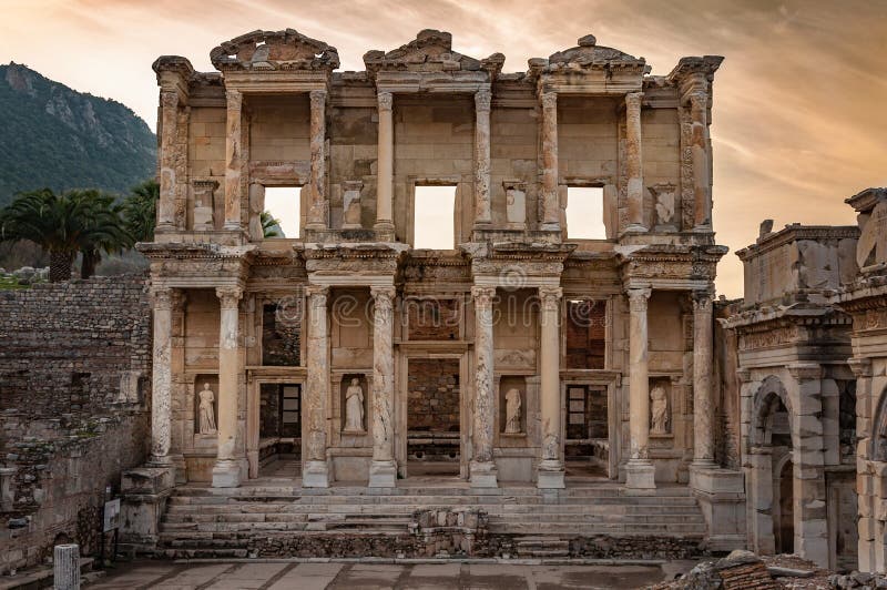 Bibliotheek van Celsus in de Oude Stad van Ephesus in Turkije De Plaats van de Erfenis van de Wereld van Unesco stock foto Bibliotheek van Celsus in de Oude Stad van Ephesus in Turkije De Plaats van de Erfenis van de Wereld van Unesco stock foto