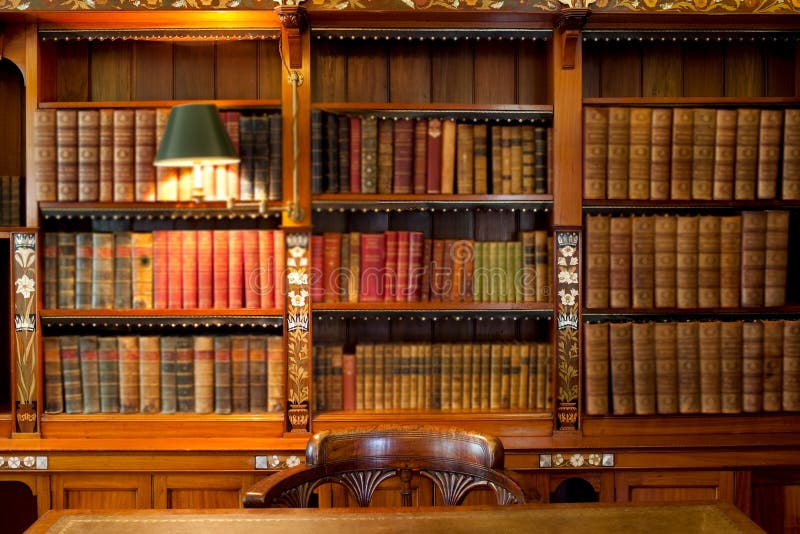 Bibliotheksregale und -tabelle lizenzfreie stockbilder Bibliotheksregale und -tabelle lizenzfreie stockbilder