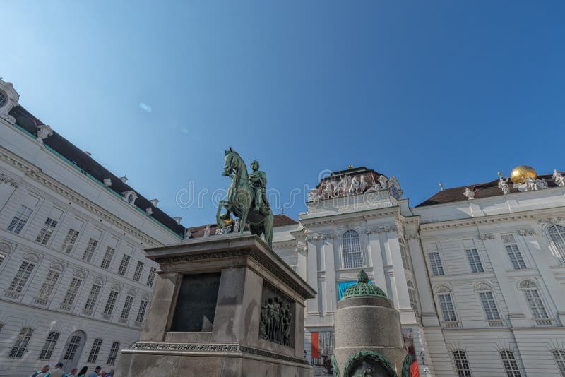 Bibliothèque nationale autrichienne avec le monument à l'empereur Joseph II l'Autriche en septembre 2017 image stock Bibliothèque nationale autrichienne avec le monument à l'empereur Joseph II l'Autriche en septembre 2017 image stock