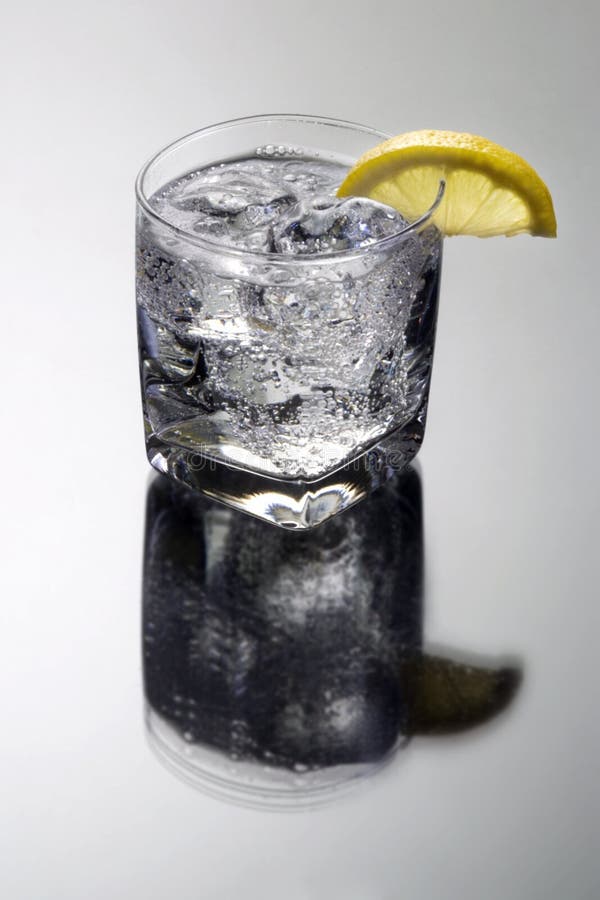 Bicarbonate de soude de club ou tonique de genièvre/vodka sur un fond gris photos stock Bicarbonate de soude de club ou tonique de genièvre/vodka sur un fond gris photos stock
