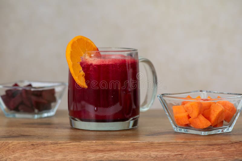 Bicchiere con barbabietola rossa e succo di carota