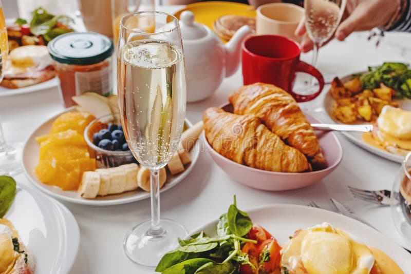 Bicchiere di champagne chiuso sul tavolo con colazione e pasti diversi