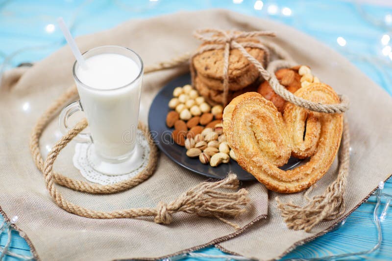 Bicchiere di latte e biscotti saporiti fotografia stock Bicchiere di latte e biscotti saporiti fotografia stock