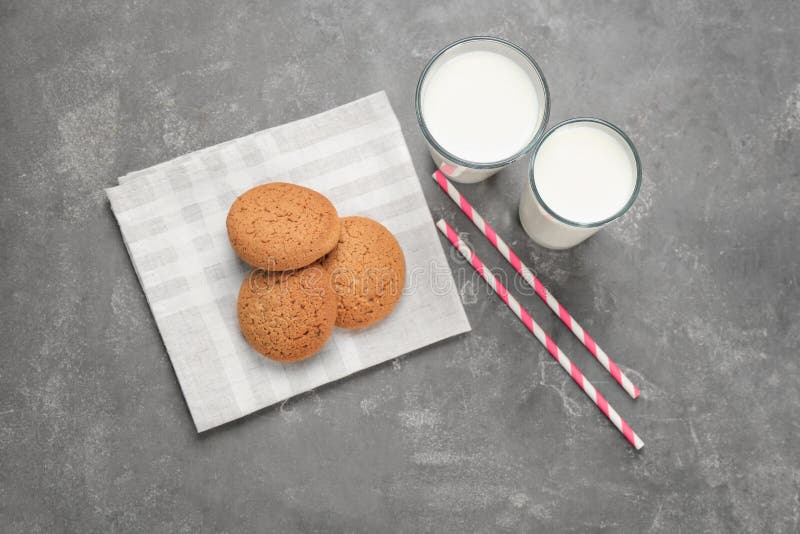 Bicchieri di latte e biscotti di farina d'avena sul prodotto lattiero-caseario fresco della tavola fotografia stock Bicchieri di latte e biscotti di farina d'avena sul prodotto lattiero-caseario fresco della tavola fotografia stock