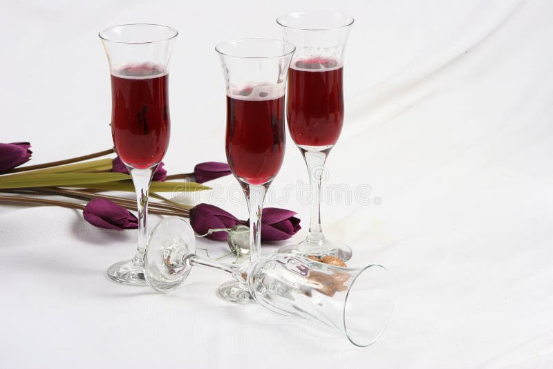 Bicchieri di vino con i fiori fotografia stock