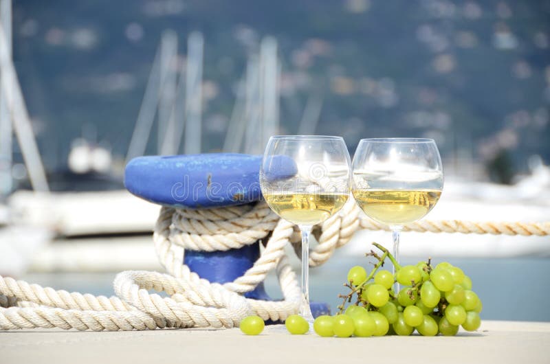Bicchieri di vino ed uva immagine stock