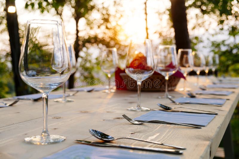 Bicchieri di vino sulla tavola immagini stock libere da diritti