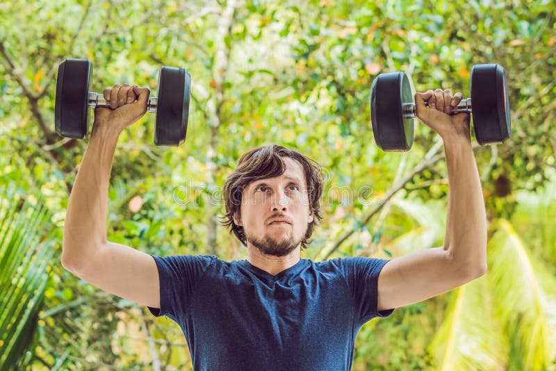 Bicep kędzior - ciężar sprawności fizycznej mężczyzna stażowy outside pracujący out zbroi podnośnych dumbbells robi bicepsów kędz obraz royalty free Bicep kędzior - ciężar sprawności fizycznej mężczyzna stażowy outside pracujący out zbroi podnośnych dumbbells robi bicepsów kędz obraz royalty free