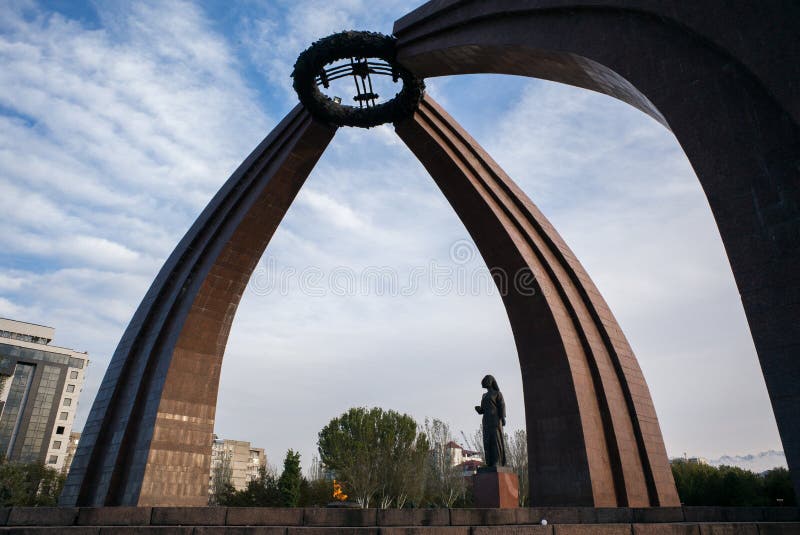 BICHKEK, KIRGHIZISTAN : Monument de victoire à Biskek, capitale du Kirghizistan photo stock BICHKEK, KIRGHIZISTAN : Monument de victoire à Biskek, capitale du Kirghizistan photo stock