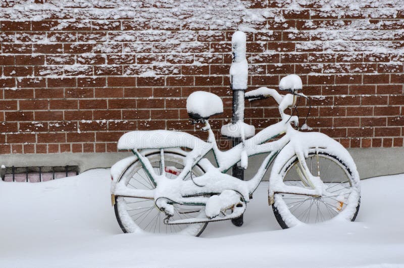 Bici coperta di neve fotografia stock libera da diritti Bici coperta di neve fotografia stock libera da diritti