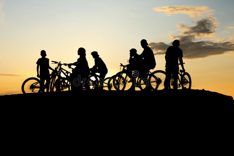Bici del gruppo e tramonto giallo immagine stock Bici del gruppo e tramonto giallo immagine stock