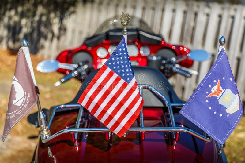 Bici e bandiere patriottiche del veterano fotografia stock libera da diritti Bici e bandiere patriottiche del veterano fotografia stock libera da diritti