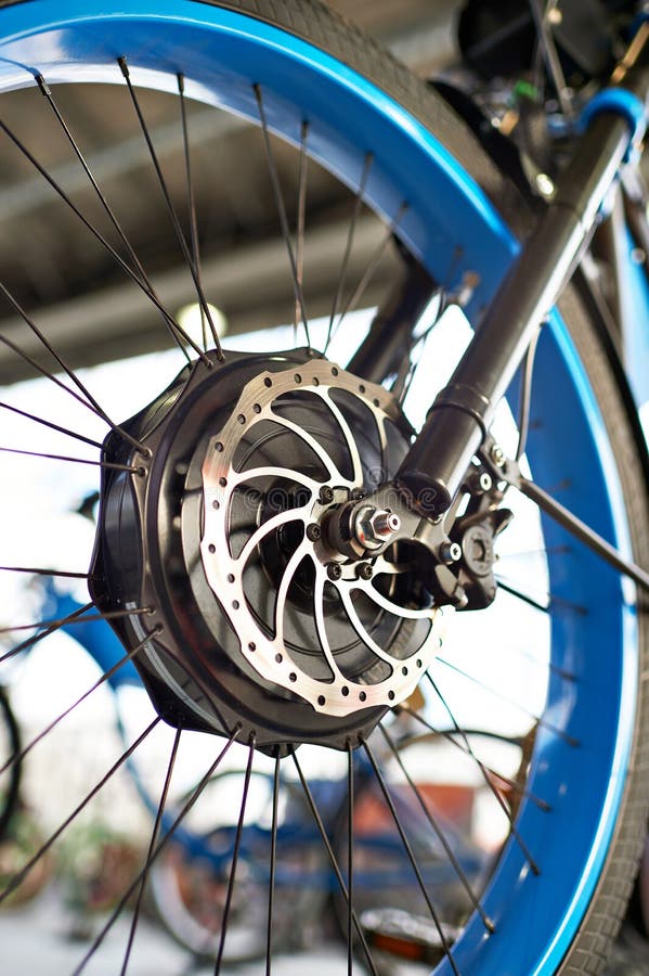 Bici elettrica della ruota anteriore con il disco di freno e del motore fotografia stock Bici elettrica della ruota anteriore con il disco di freno e del motore fotografia stock
