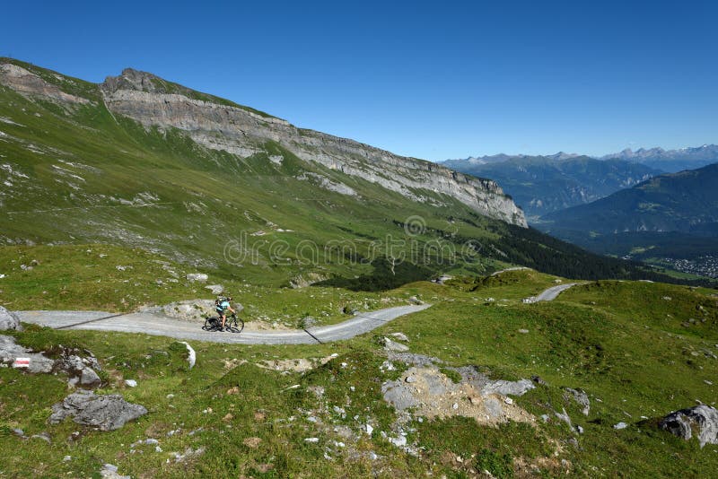 Bici en declive, Flims, Graubunden, Suiza imagenes de archivo Bici en declive, Flims, Graubunden, Suiza imagenes de archivo