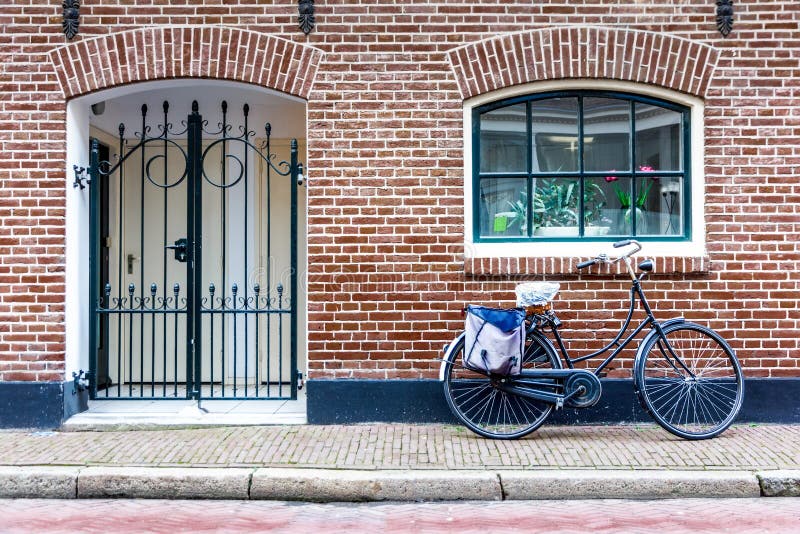 Bici en la puerta principal foto de archivo libre de regalías Bici en la puerta principal foto de archivo libre de regalías