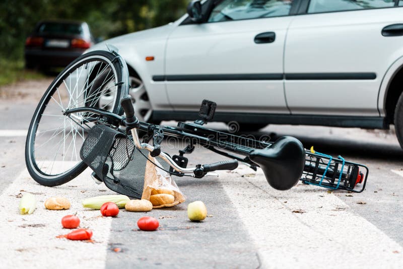 Bici estrellada después del accidente de tráfico fotos de archivo