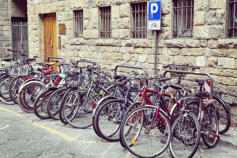 Bici parcheggiate su parcheggio cicty della bici Firenze fotografia stock Bici parcheggiate su parcheggio cicty della bici Firenze fotografia stock